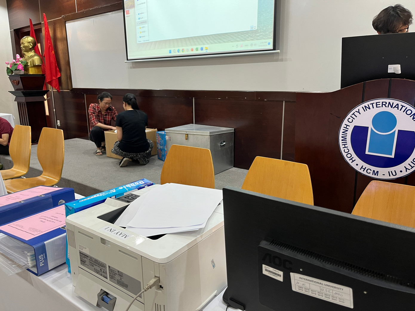 Giám thị coi thi có mặt từ sớm để chuẩn bị các công tác cho kỳ thi Đánh giá năng lực đợt 1 do ĐHQG TP. HCM tổ chức.