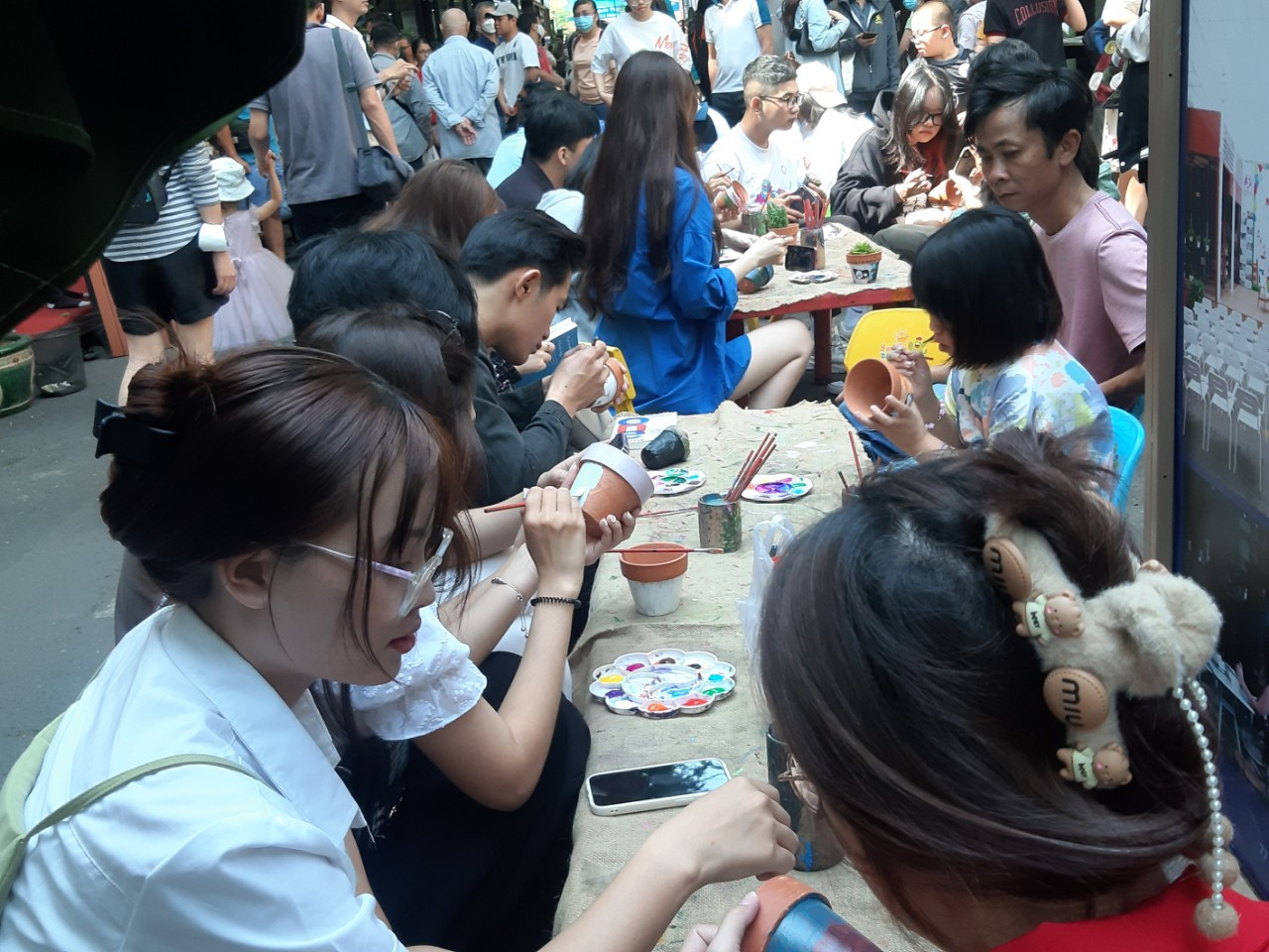 “Các sản phẩm nhóm bán chỉ 50.000 đồng, sau khi trừ các chi phí, nhóm lời khoảng 20.000 đồng/sản phẩm và dùng toàn bộ để gây quỹ”, Bùi Hoàng Huy cho biết.