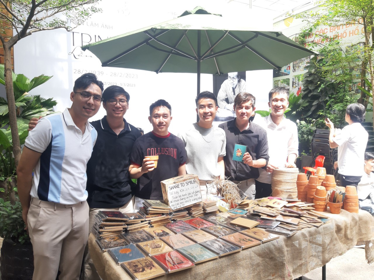 Hoàng Huy (thứ nhất bên phải) và nhóm bạn trẻ trong dự án Share to Smile với hoạt động gây quỹ ở đường sách Nguyễn Văn Bình.