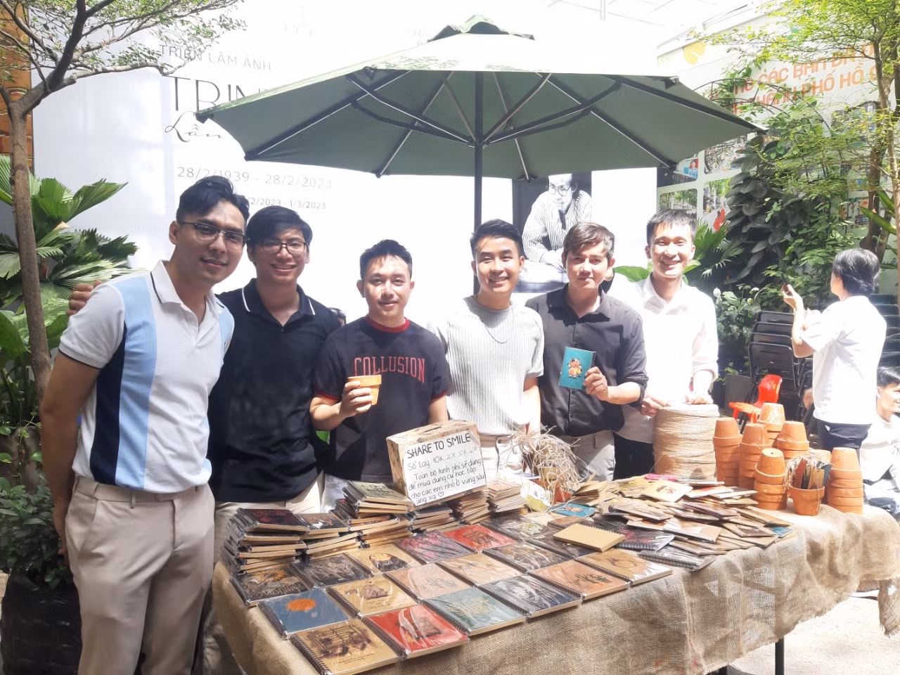 Huy (ngoài cùng, bên phải) cho biết, hoạt động ban đầu nhóm chỉ hướng tới đối tượng là các em học sinh nhưng không ngờ, hoạt động ngày càng thu hút nhiều bạn trẻ tìm đến. Nhiều bạn trẻ thấy ý nghĩa dự án còn xin phụ dự án, với vai trò tình nguyện viên.