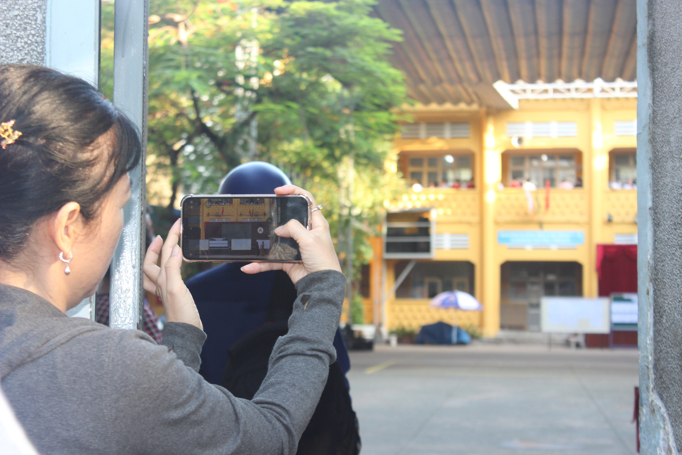 Phụ huynh đứng ngoài cổng trường chờ con thi. Phụ huynh đứng ngoài cổng trường chờ con thi.