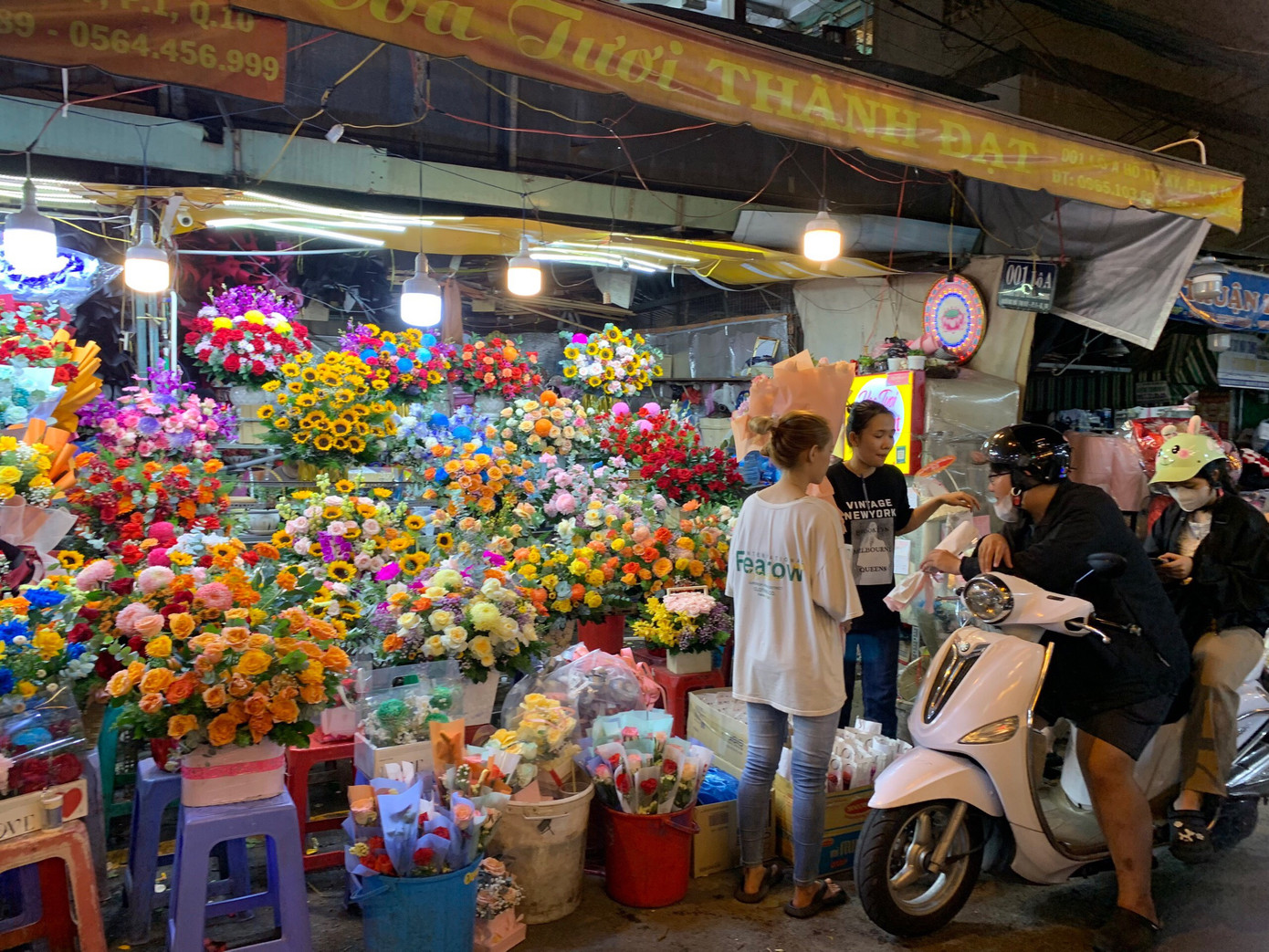 Chị Phương (23 tuổi), chủ sạp hoa trong chợ chia sẻ, toàn bộ hoa của cửa tiệm đều có nguồn gốc từ Đà Lạt. &quot;Thông thường, đến thời điểm này, sạp đã nhận được nhiều đơn đặt hàng nhưng năm nay chưa ai đặt, ế lắm&quot;, chị Phương cho biết.