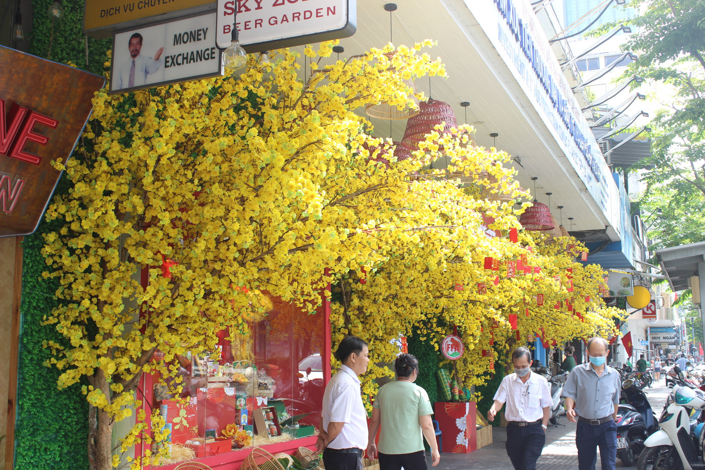 Ở khu vực Trung tâm TP. HCM, nhiều cửa hàng trang trí góc Tết ấn tượng.
