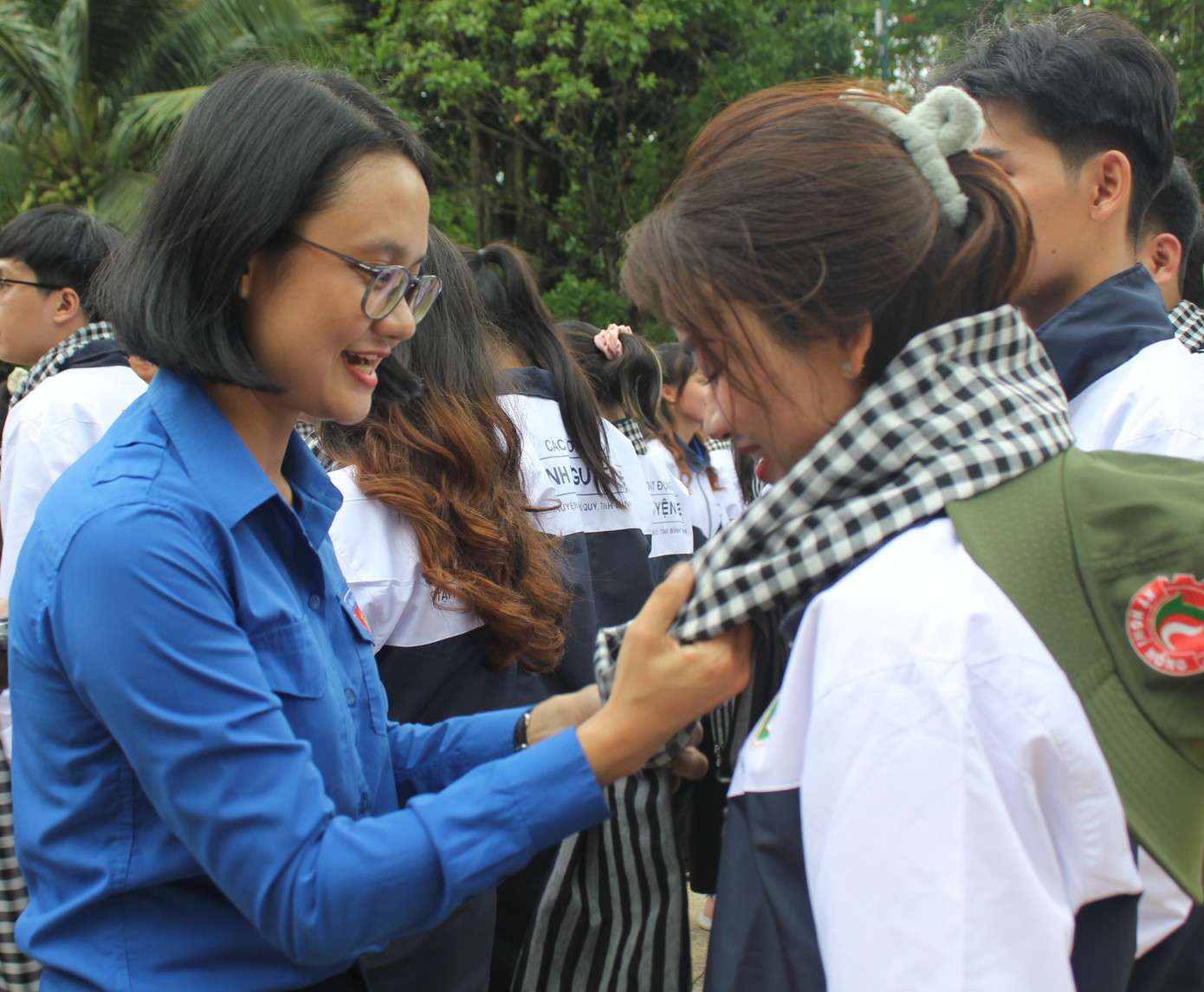 Chị Trần Thu Hà, Phó Bí thư Thành Đoàn TPHCM trao khăn rằn cho thanh niên tình nguyện làm nhiệm vụ tại đảo Phú Quý. Chị Trần Thu Hà, Phó Bí thư Thành Đoàn TPHCM trao khăn rằn cho thanh niên tình nguyện làm nhiệm vụ tại đảo Phú Quý.