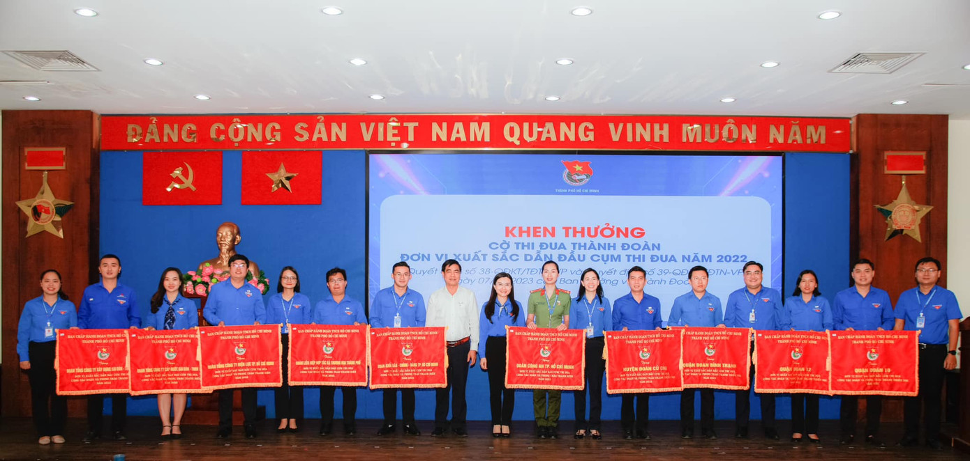 Bí thư T.Ư Đoàn Nguyễn Phạm Duy Trang (thứ 9, từ trái sang) và Bí thư Thành Đoàn TP. HCM Phan Thị Thanh Phương (thứ 7, từ phải sang) trao Cờ thi đua cho các đơn vị xuất sắc dẫn đầu cụm thi đua năm 2022. Bí thư T.Ư Đoàn Nguyễn Phạm Duy Trang (thứ 9, từ trái sang) và Bí thư Thành Đoàn TP. HCM Phan Thị Thanh Phương (thứ 7, từ phải sang) trao Cờ thi đua cho các đơn vị xuất sắc dẫn đầu cụm thi đua năm 2022.