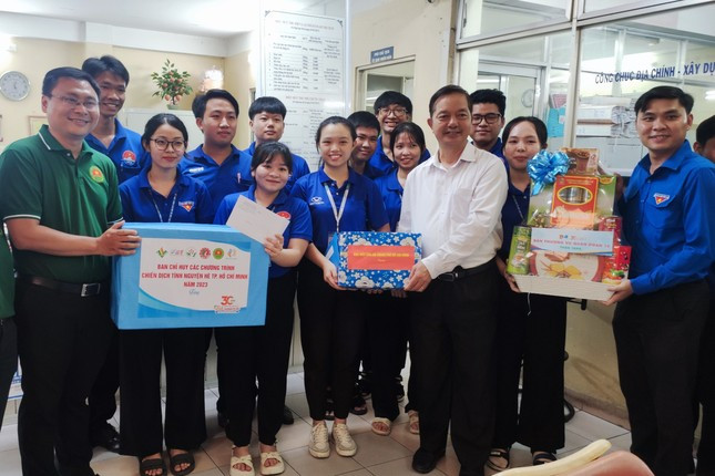 Lãnh đạo Học viện Cán bộ TP. HCM và Thành Đoàn TP. HCM tặng quà động viên các chiến sĩ tình nguyện 'Mùa Hè Xanh'. (Ảnh: Ngô Tủng) Lãnh đạo Học viện Cán bộ TP. HCM và Thành Đoàn TP. HCM tặng quà động viên các chiến sĩ tình nguyện 'Mùa Hè Xanh'. (Ảnh: Ngô Tủng)