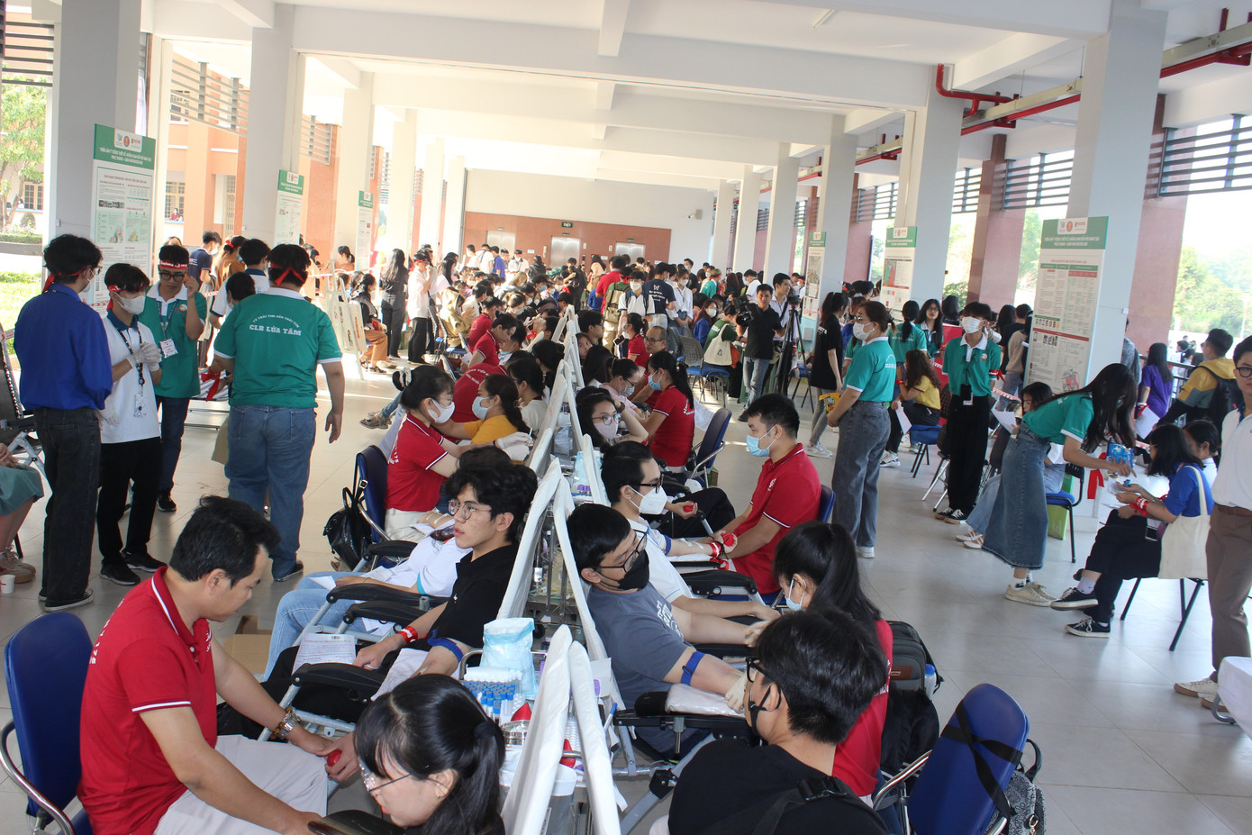 Chương trình &quot;Chủ nhật Đỏ&quot; ra đời năm 2009, từ 1 điểm hiến máu nhân đạo tại Hà Nội, với 96 đơn vị máu, báo Tiền Phong đã khởi xướng để chương trình lan rộng ra cả nước. Với thông điệp “Sinh mệnh của bạn và tôi”, chương trình đã thực sự trở thành một phong trào lớn, một chuỗi Ngày hội được tổ chức liên tục từ đó tới nay tại nhiều tỉnh, thành trên cả nước, thu hút cả triệu lượt người tham gia hiến máu.