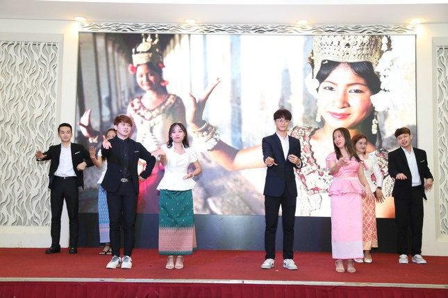 "Tuần lễ Malaysia Madani" có nhiều hoạt động giao lưu văn hóa giữa sinh viên hai nước Việt Nam và Malaysia. "Tuần lễ Malaysia Madani" có nhiều hoạt động giao lưu văn hóa giữa sinh viên hai nước Việt Nam và Malaysia.