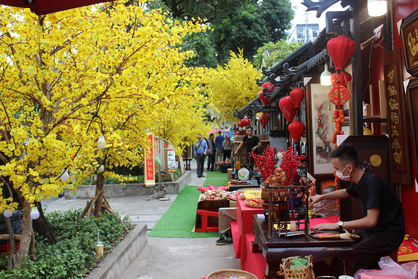 "Phố Ông Đồ"- Nhà văn hóa Thanh niên được các bạn trẻ TP. HCM tìm về tham quan và chụp hình.