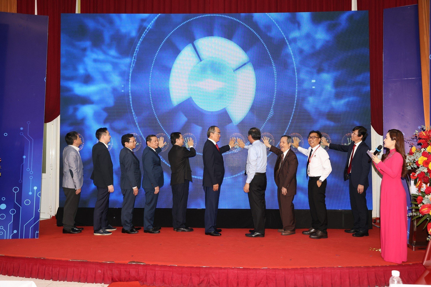 Các đại biểu cùng kích hoạt ra mắt trung tâm. Các đại biểu cùng kích hoạt ra mắt trung tâm.