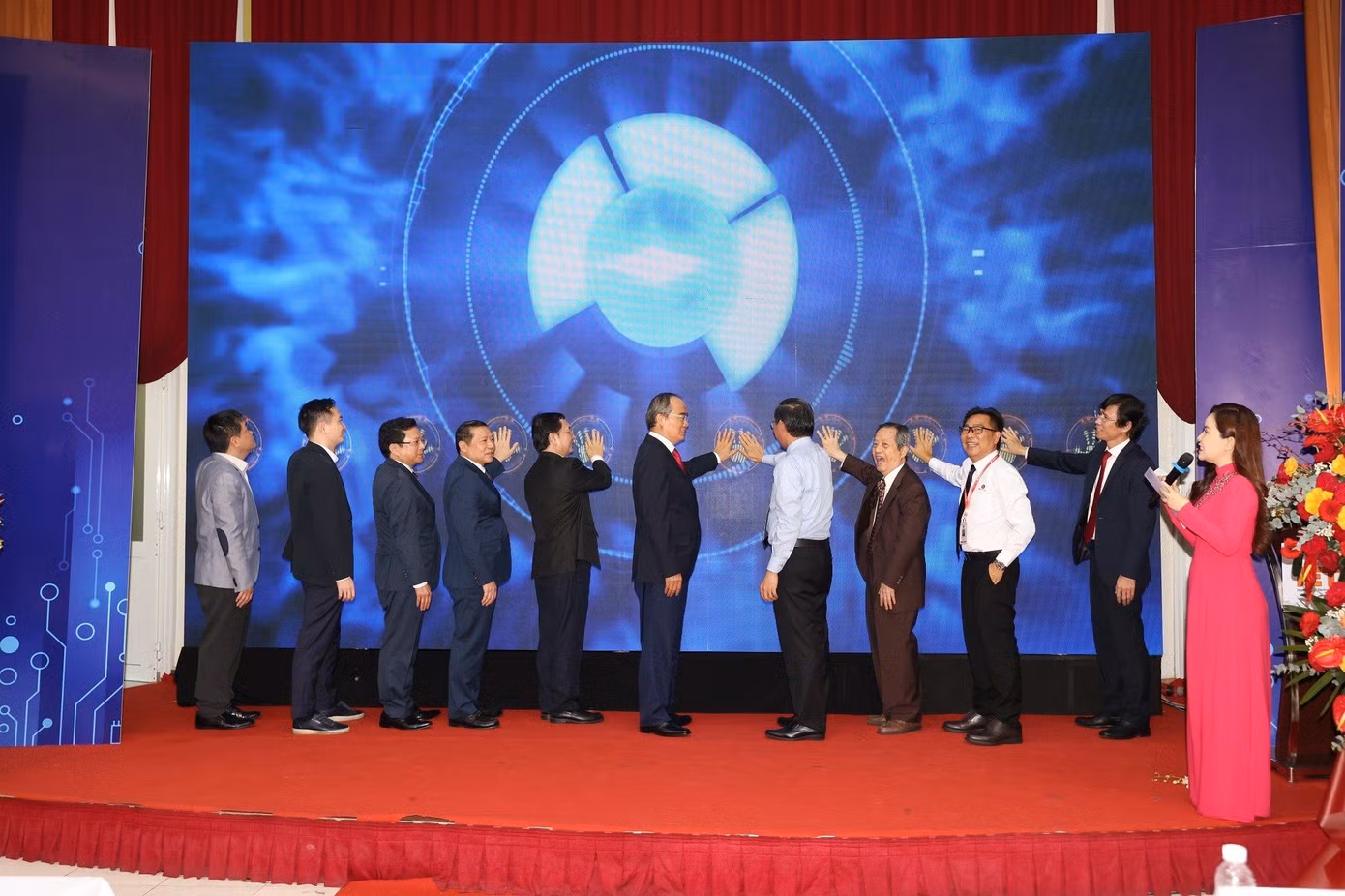 Các đại biểu cùng kích hoạt ra mắt trung tâm.