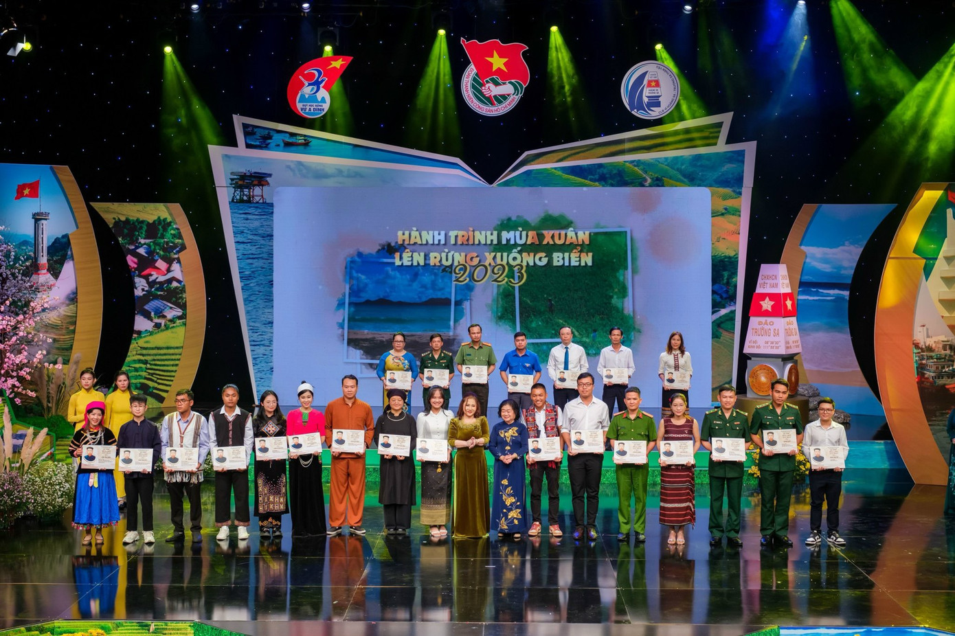 Hoàng Mạnh Đạt (thứ 2, từ trái qua) nhận được Giải thưởng Vừ A Dính năm 2023. (Ảnh: NVCC) Hoàng Mạnh Đạt (thứ 2, từ trái qua) nhận được Giải thưởng Vừ A Dính năm 2023. (Ảnh: NVCC)