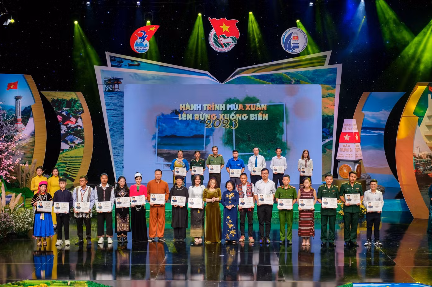 Hoàng Mạnh Đạt (thứ 2, từ trái qua) nhận được Giải thưởng Vừ A Dính năm 2023. (Ảnh: NVCC)