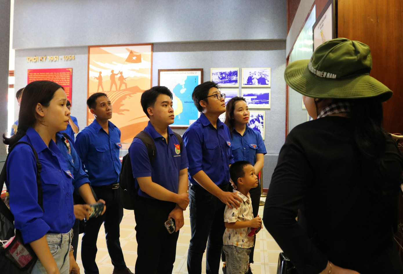 Đoàn viên, thanh niên cùng tìm hiểu về truyền thống Cách mạng tại Nhà trưng bày ảnh, hiện vật Khu căn cứ Trung ương Cục miền Nam (Tây Ninh).