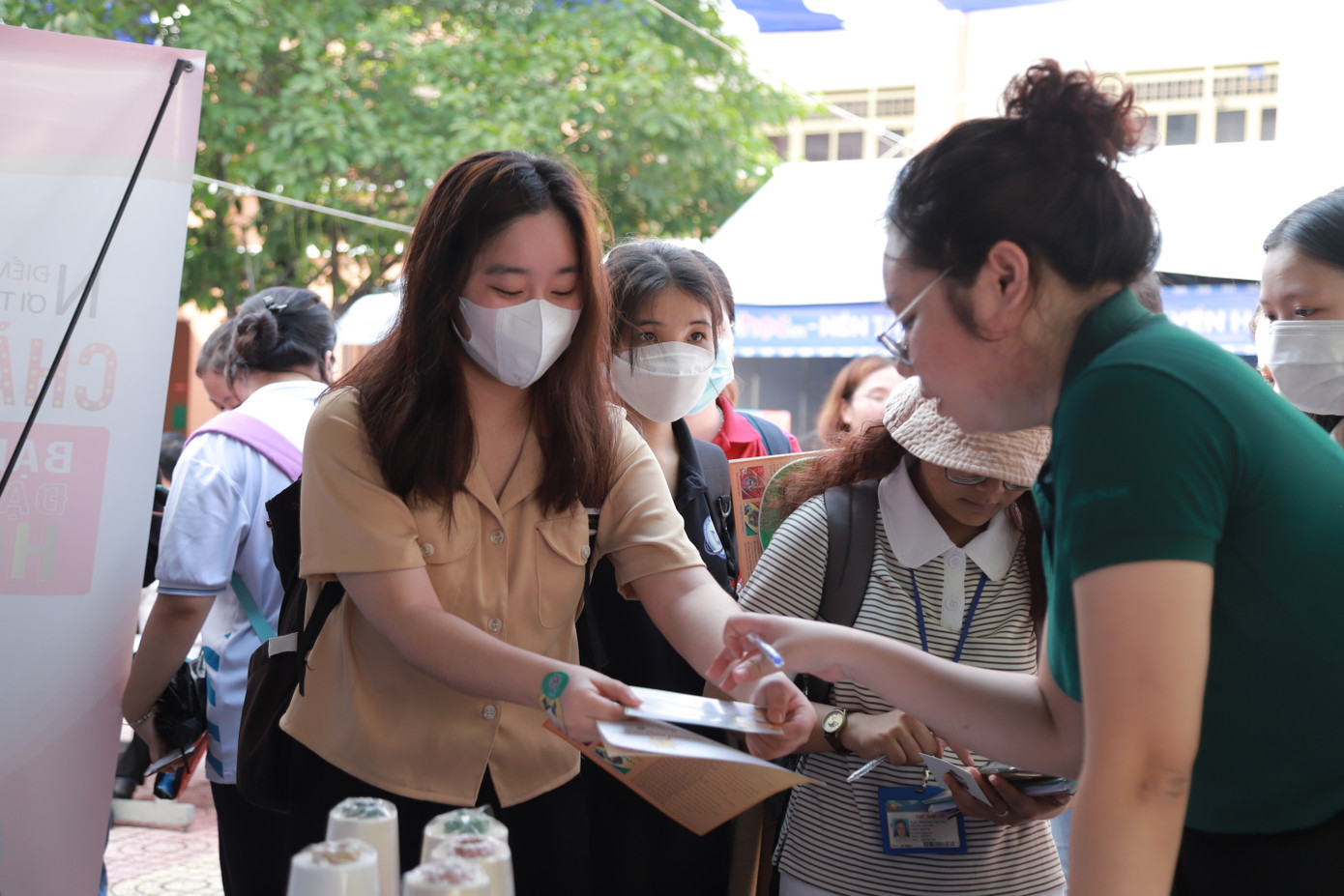 Tú Huỳnh (áo nâu bên trái) đến từ rất sớm để tham quan và nghe tư vấn từ các doanh nghiệp.