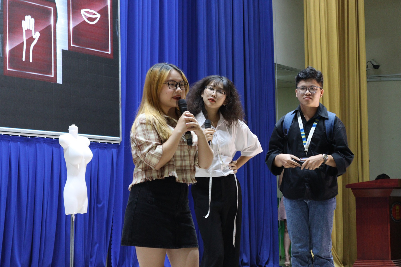 Chàng trai đang bị trói buộc bởi những định kiến xã hội về ngoại hình. (Ảnh: BTC) Chàng trai đang bị trói buộc bởi những định kiến xã hội về ngoại hình. (Ảnh: BTC)