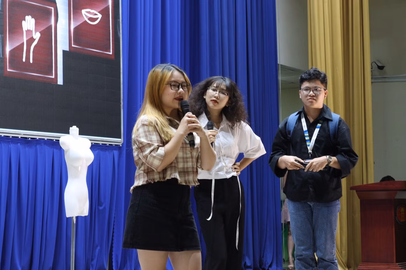 Chàng trai đang bị trói buộc bởi những định kiến xã hội về ngoại hình. (Ảnh: BTC) Chàng trai đang bị trói buộc bởi những định kiến xã hội về ngoại hình. (Ảnh: BTC)