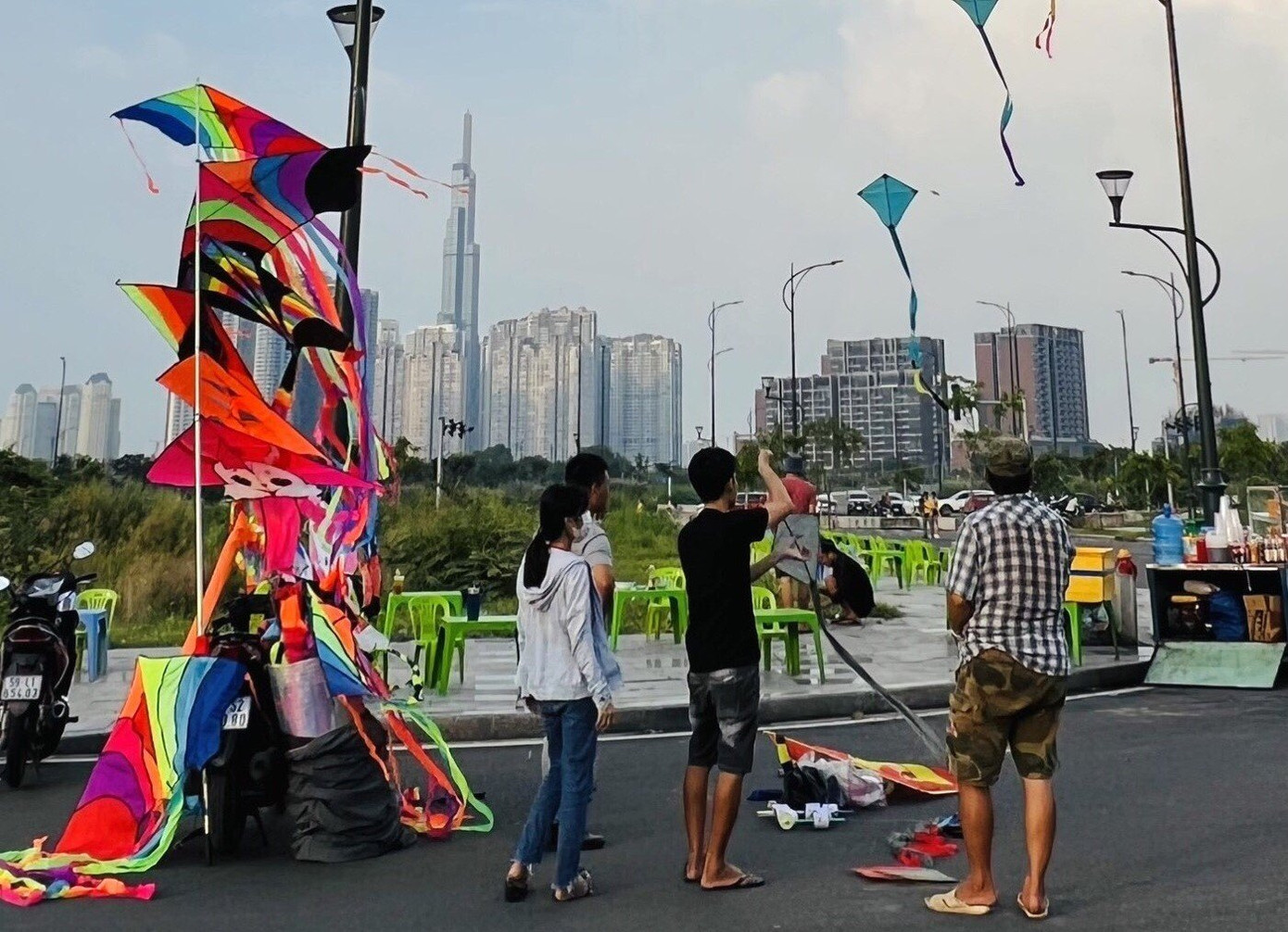 Những hàng diều đang được bày bán. (Ảnh: Khánh Linh)