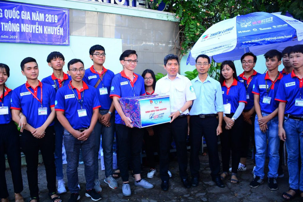 Anh Lê Xuân Dũng - Giám đốc Trung tâm Hỗ trợ học sinh, sinh viên TP. HCM (thứ năm, từ phải sang) trong hoạt động thăm, động viên các bạn sinh viên tình nguyện trong chương trình "Tiếp sức mùa thi" tại TP. HCM. (Ảnh: TLTĐ)