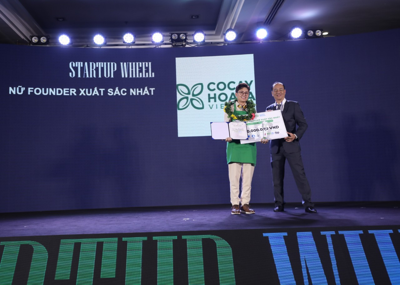 Nguyễn Thị Ngọc Bích - nhà sáng lập thương hiệu “Cỏ cây hoa lá” nhận giải "Nữ founder xuất sắc nhất". Nguyễn Thị Ngọc Bích - nhà sáng lập thương hiệu “Cỏ cây hoa lá” nhận giải "Nữ founder xuất sắc nhất".