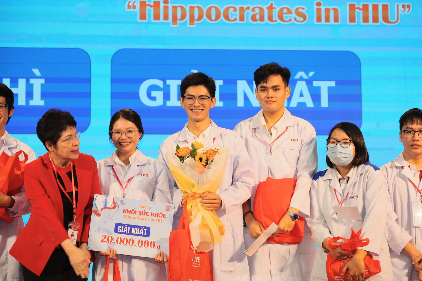 Đội “Medency” được trao giải Quán quân tại cuộc thi.