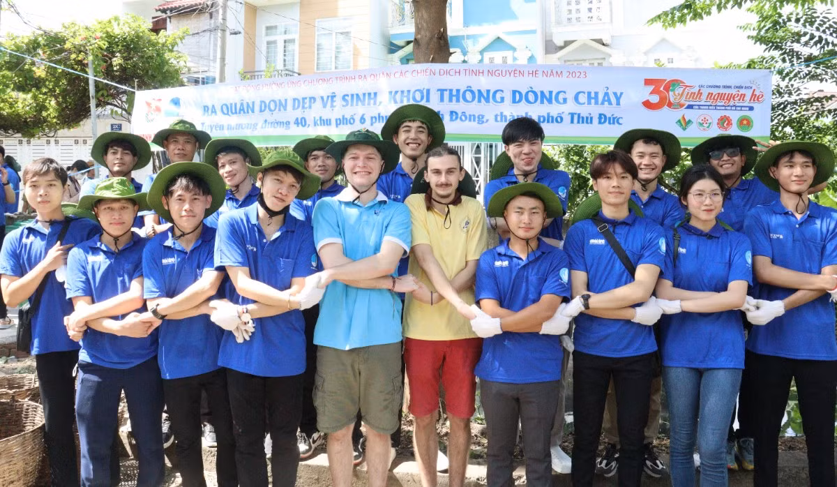Đội hình sinh viên quốc tế tham gia chiến dịch "Mùa Hè Xanh" tại TP. HCM. (Ảnh: Thành Đoàn TP. HCM)