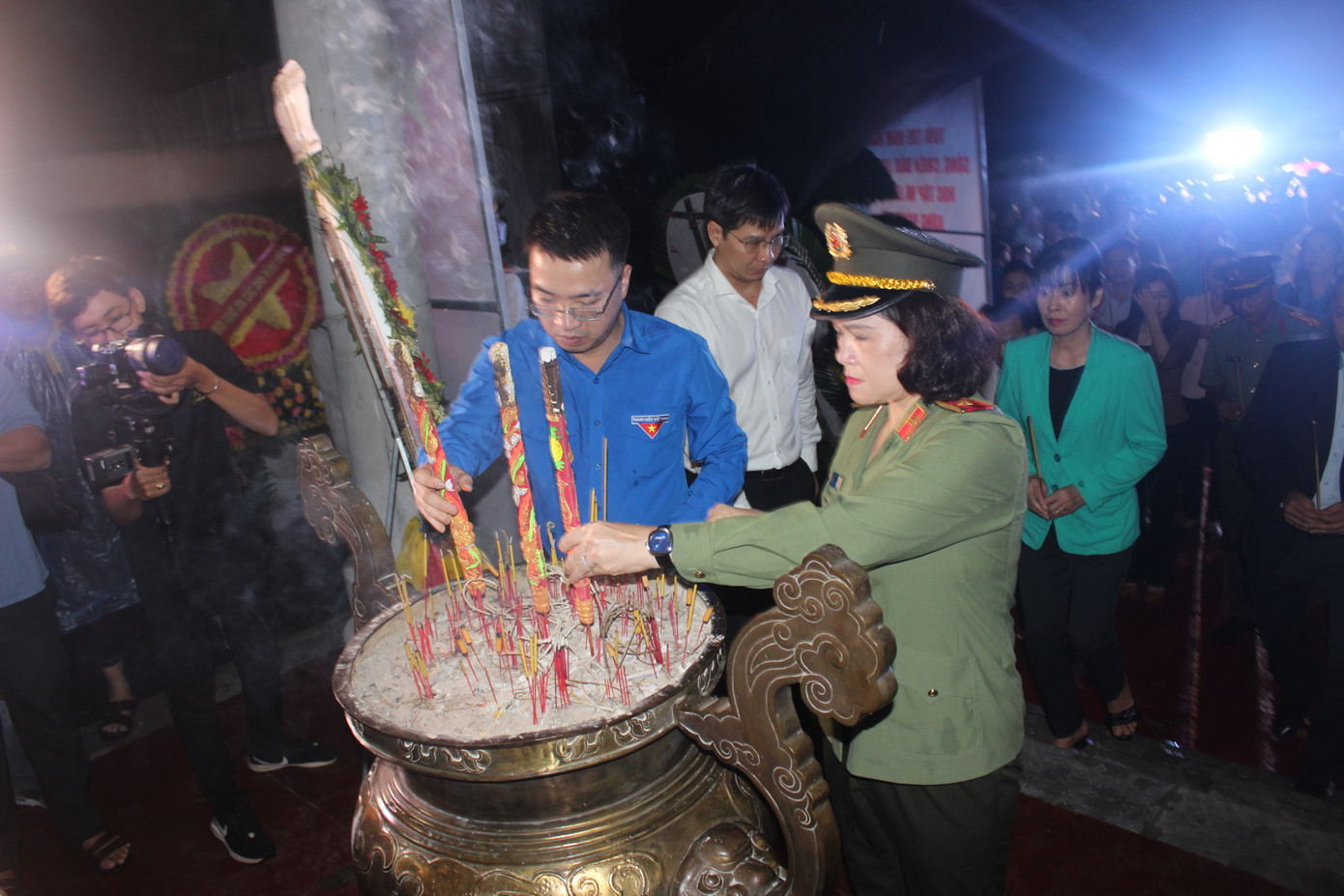 Các đại biểu dâng hương Nghĩa trang Liệt sĩ Tân Biên (Tây Ninh).