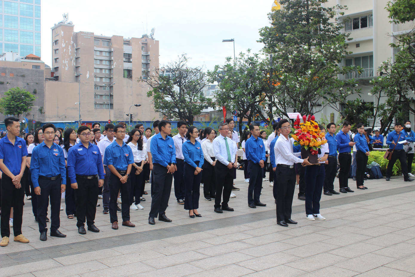 Sau lễ dâng hoa, dâng hương Anh hùng Lực lượng vũ trang Trần Văn Ơn là Lễ dâng hoa báo công Chủ tịch Hồ Chí Minh và tuyên dương danh hiệu Học sinh 3 tốt năm 2022 tại Phố đi bộ Nguyễn Huệ, Quận 1.