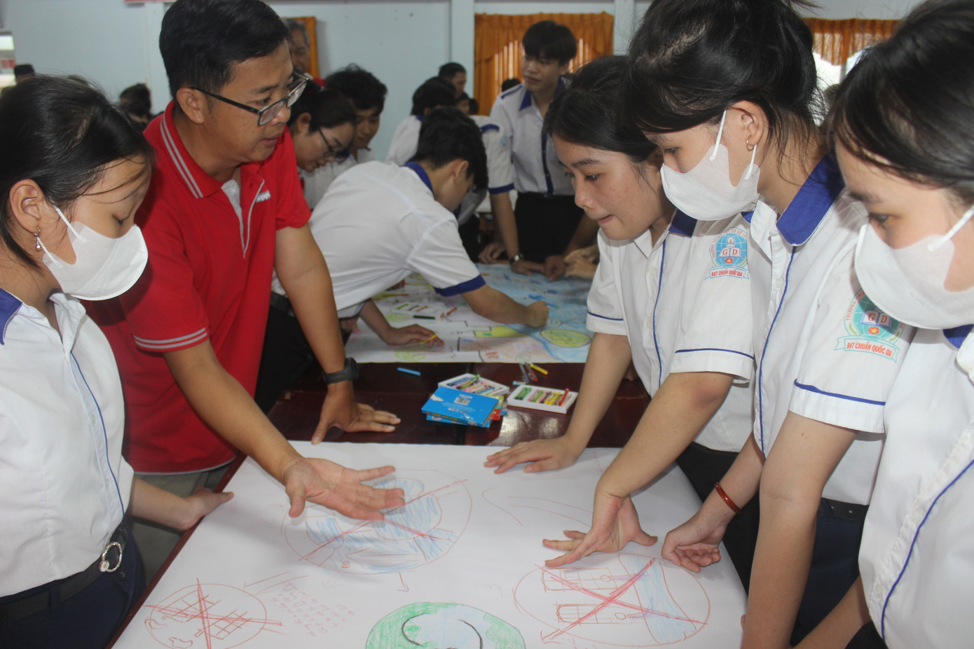 Cũng tại chương trình, các em học sinh trường THCS Tạ An Khương còn được tham gia tìm hiểu về chuyên đề chống biến đổi khí hậu thông qua hình thức vẽ tranh và thuyết trình nhóm. Cũng tại chương trình, các em học sinh trường THCS Tạ An Khương còn được tham gia tìm hiểu về chuyên đề chống biến đổi khí hậu thông qua hình thức vẽ tranh và thuyết trình nhóm.