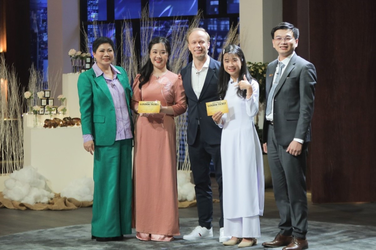 Hai chị em Nguyễn Hoàn Lê Vy (áo dài trắng) và Nguyễn Hoàn Triệu Vy (áo dài hồng) gọi vốn thành công tại chương trình 'Shark Tank Việt Nam' mùa 5.