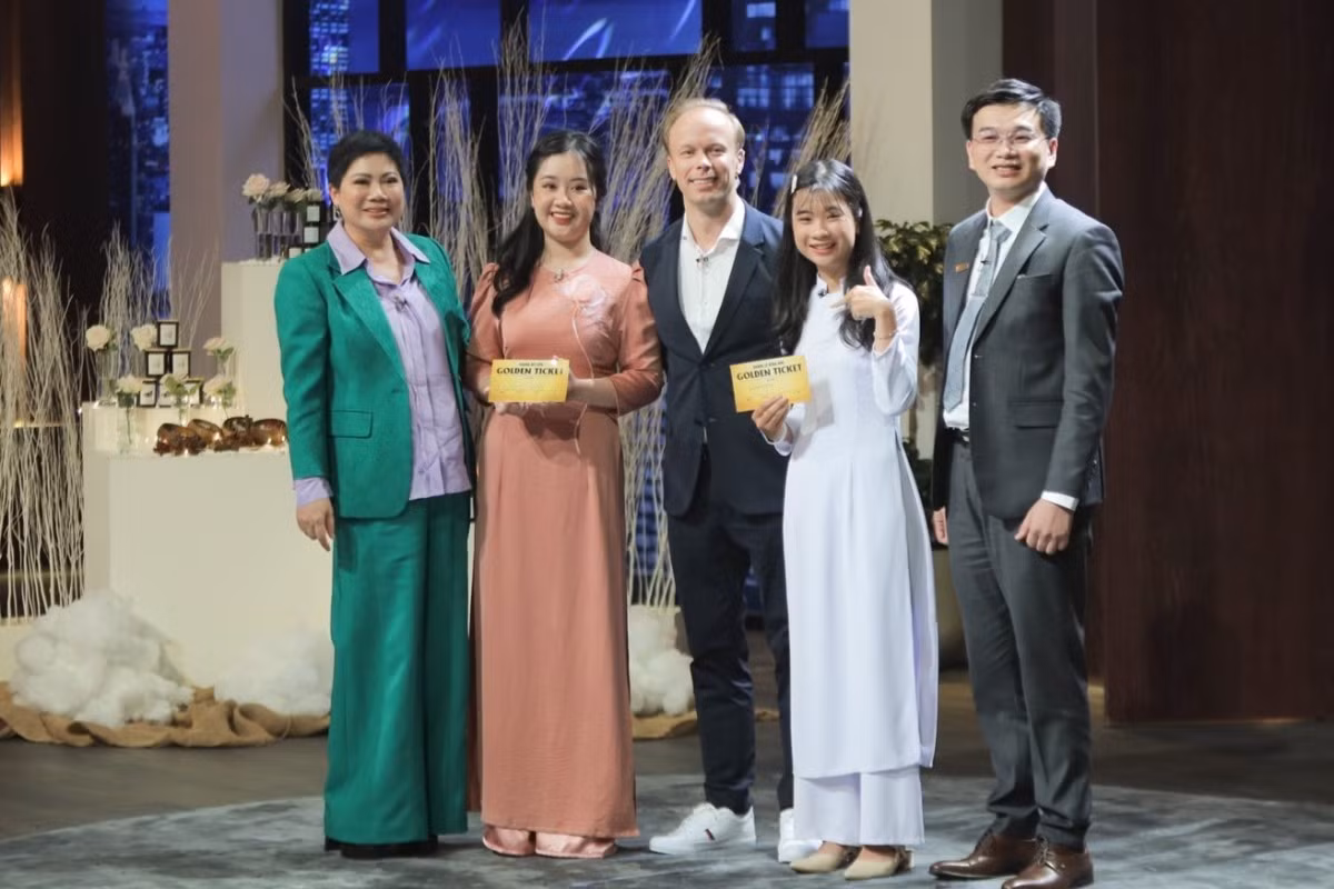 Hai chị em Nguyễn Hoàn Lê Vy (áo dài trắng) và Nguyễn Hoàn Triệu Vy (áo dài hồng) gọi vốn thành công tại chương trình 'Shark Tank Việt Nam' mùa 5.