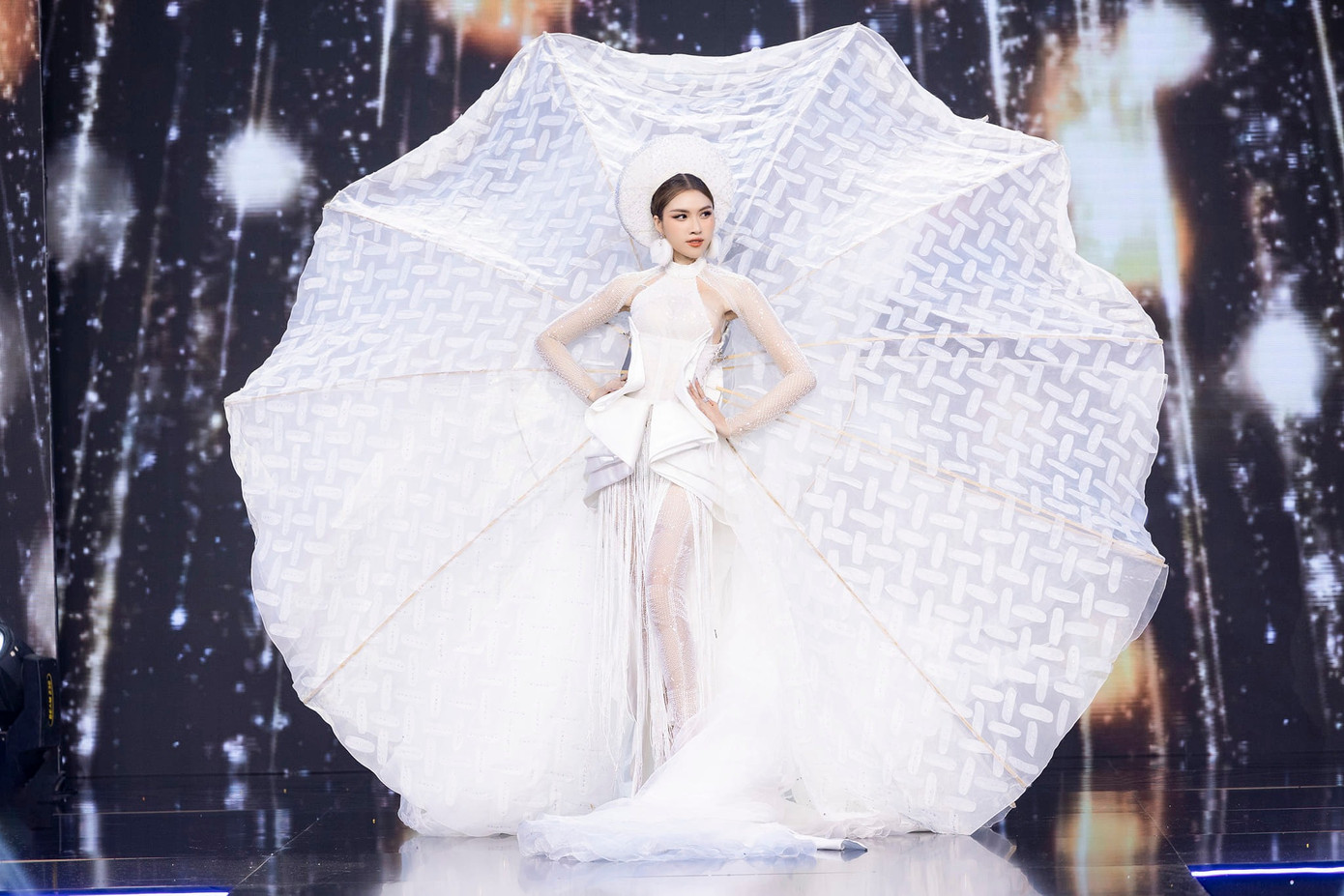 Bộ trang phục "Bánh tráng" cũng từng là tác phẩm đoạt giải Nhì tại cuộc thi Thiết kế Trang phục dân tộc của Hoa hậu Hoàn vũ Việt Nam 2022.