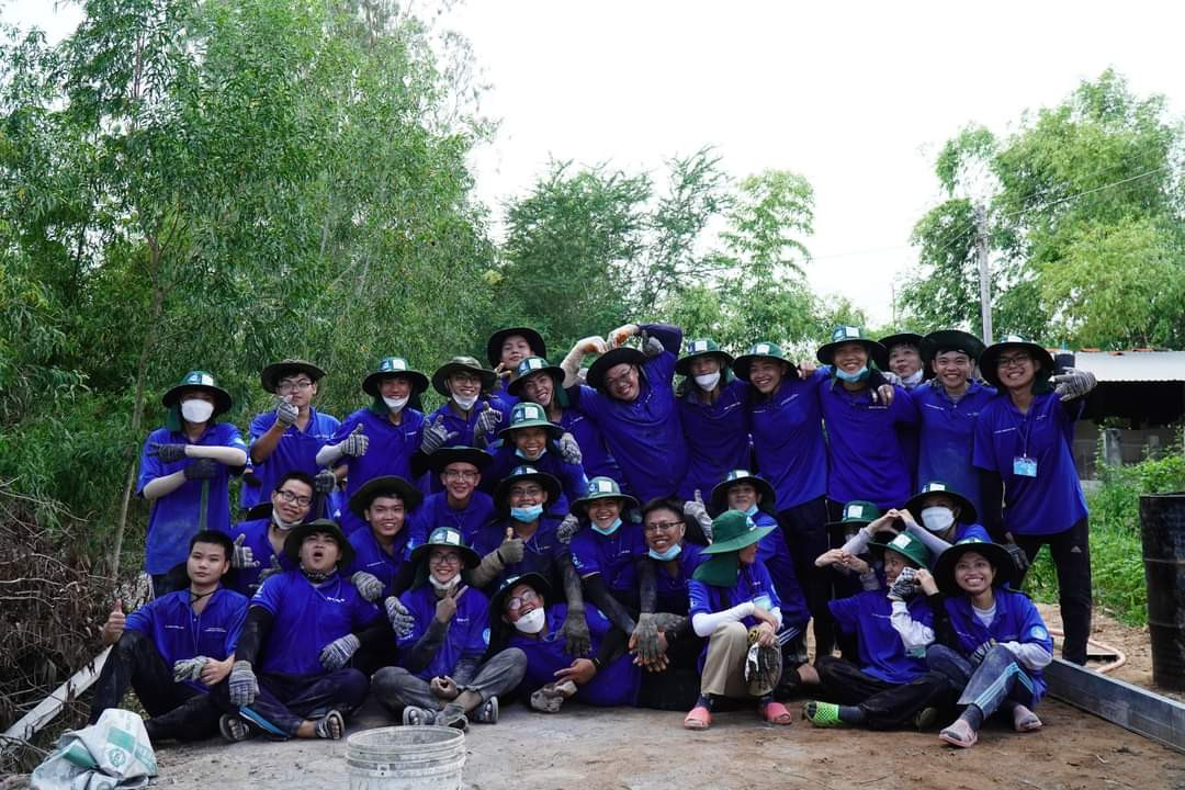 Sinh viên tình nguyện 'Mùa Hè Xanh' trường ĐH Bách khoa (ĐHQG TP. HCM) tại mặt trận huyện Tân Hồng, tỉnh Đồng Tháp. (Ảnh: ĐHBK)