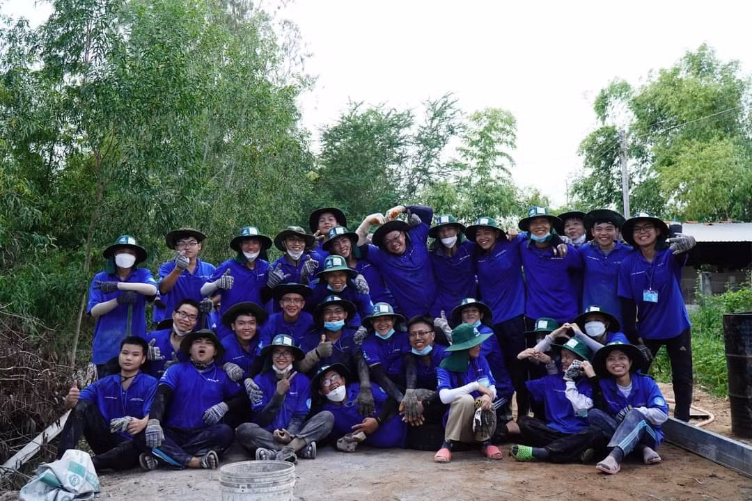 Sinh viên tình nguyện 'Mùa Hè Xanh' trường ĐH Bách khoa (ĐHQG TP. HCM) tại mặt trận huyện Tân Hồng, tỉnh Đồng Tháp. (Ảnh: ĐHBK)