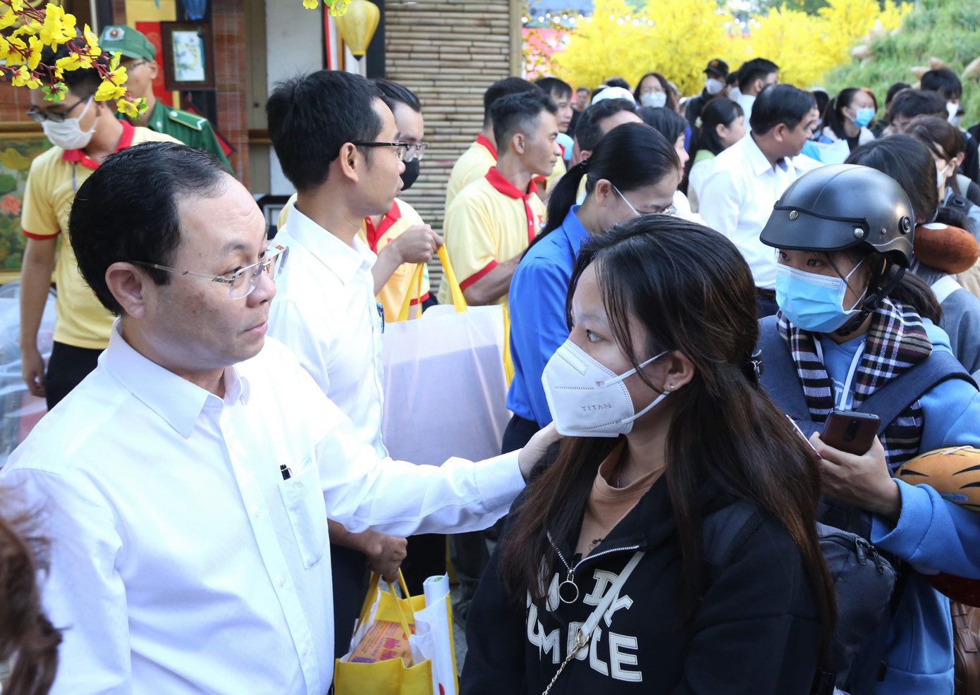 Phó Bí thư Thành ủy TPHCM Nguyễn Văn Hiếu trao quà, động viên trước khi các bạn sinh viên lên xe về quê đón Tết. Phó Bí thư Thành ủy TPHCM Nguyễn Văn Hiếu trao quà, động viên trước khi các bạn sinh viên lên xe về quê đón Tết.