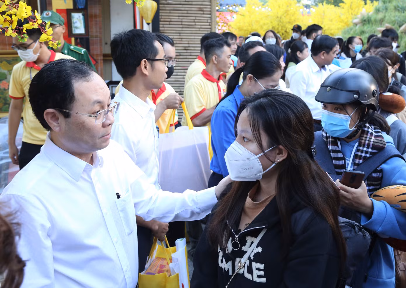 Phó Bí thư Thành ủy TPHCM Nguyễn Văn Hiếu trao quà, động viên trước khi các bạn sinh viên lên xe về quê đón Tết.