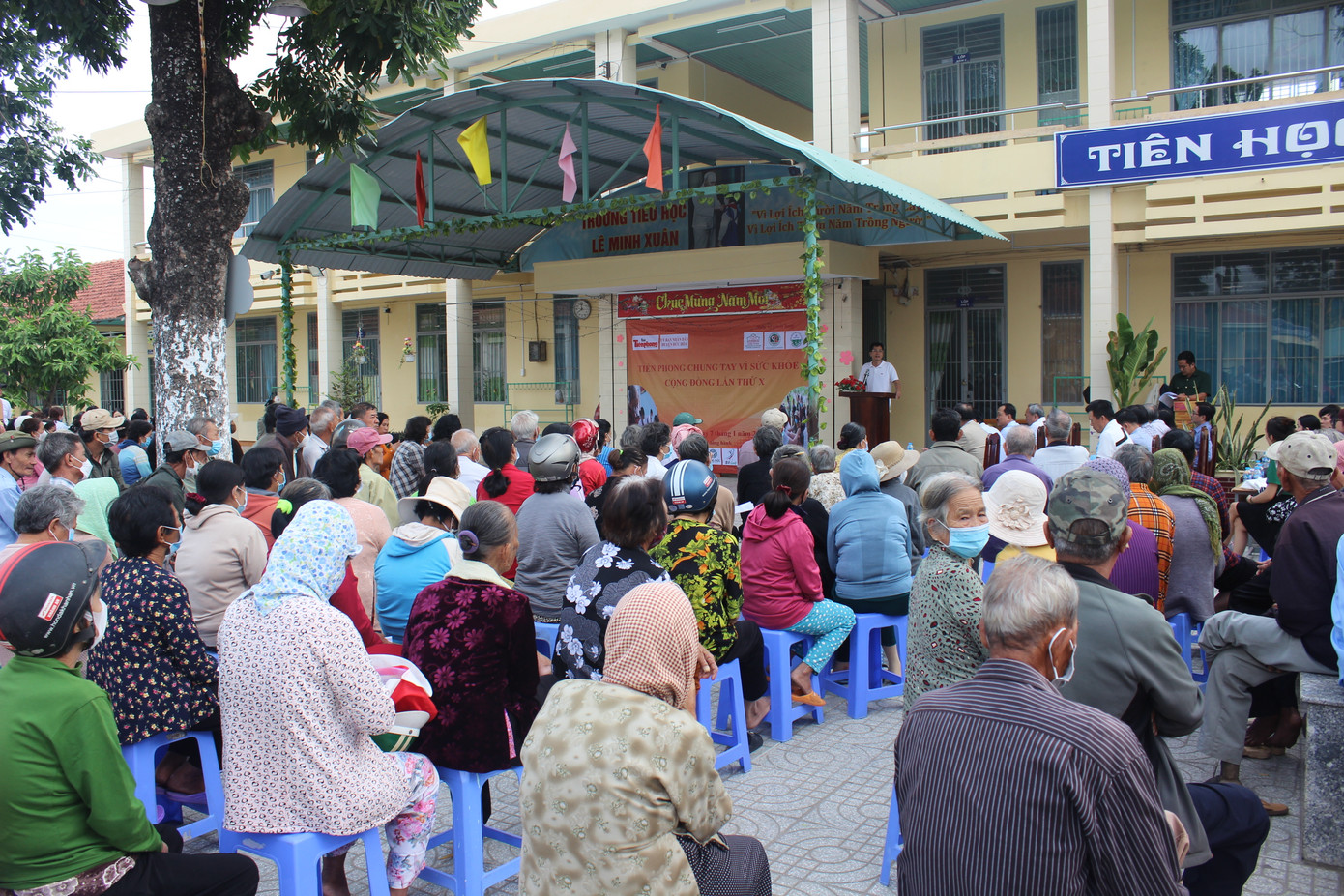 Ngay từ sáng sớm, rất đông bà con huyện Đức Hòa đã tập trung về trường Tiểu học Tân Mỹ để tham dự chương trình.