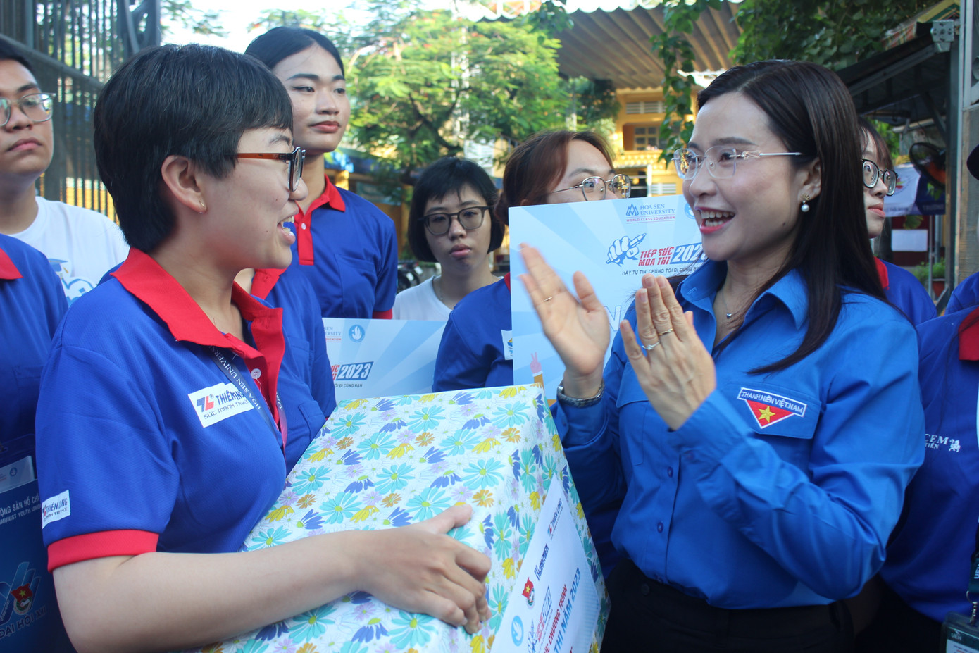 Huỳnh Gia Điềm – Chủ tịch Hội Sinh viên trường ĐH Hoa Sen (trái) trò chuyện với Bí thư T.Ư Đoàn Nguyễn Phạm Duy Trang.