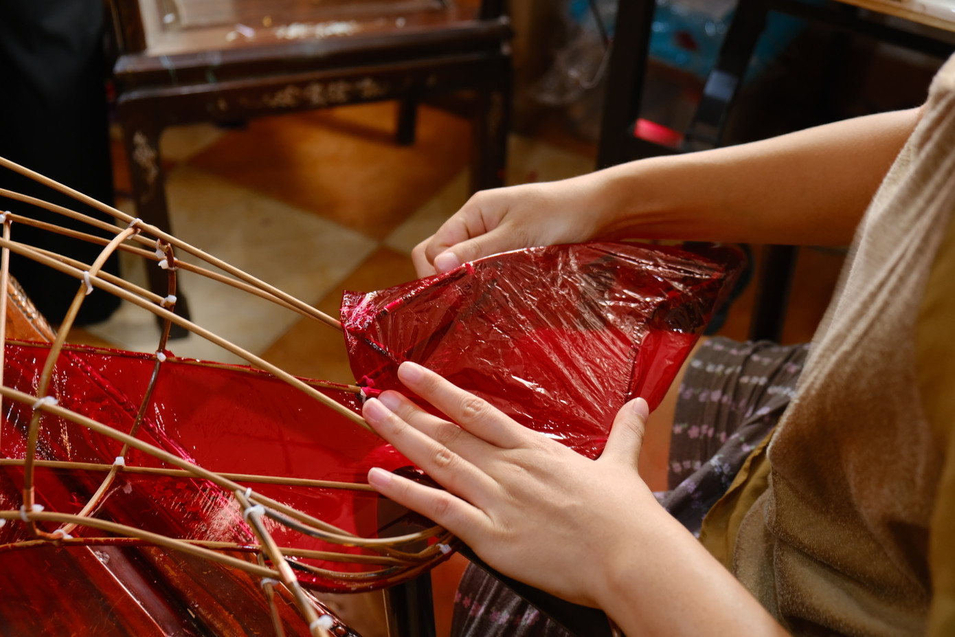 Công đoạn lợp giấy kiếng vô cùng quan trọng, có thể ảnh hưởng đến phần vẽ nên người thợ cần cực kỳ cẩn thận. (Ảnh: NVCC) Công đoạn lợp giấy kiếng vô cùng quan trọng, có thể ảnh hưởng đến phần vẽ nên người thợ cần cực kỳ cẩn thận. (Ảnh: NVCC)