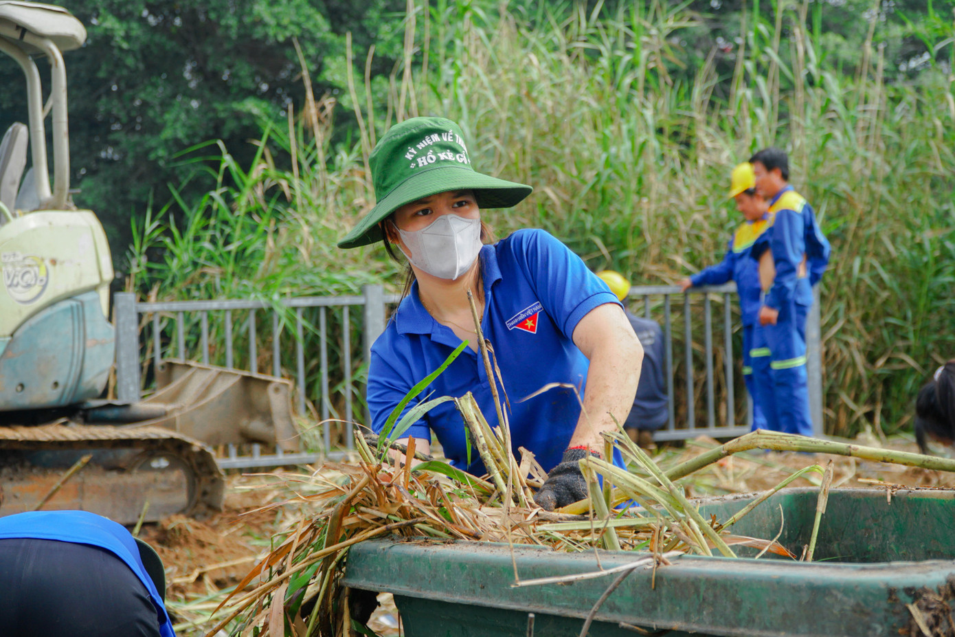 Ngoài ra, đoàn viên, sinh viên còn tham gia các hoạt động xây dựng khu phố, ấp “An toàn - Sạch đẹp - Văn minh - Nghĩa tình” (phong trào AST) và cuộc vận động “Người dân TP. HCM không xả rác ra đường và kênh rạch vì &quot;Thành phố sạch, xanh và thân thiện môi trường” giai đoạn 2022-2025; chăm sóc và bảo vệ rừng, tôn tạo mảng xanh, sơn vẽ các tuyến hẻm, mảng tường bị xuống cấp. (Ảnh: TLTĐ)