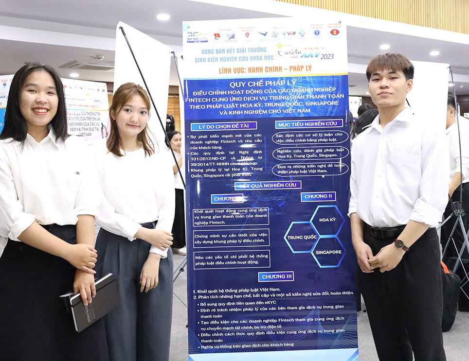 Các nhóm sinh viên tranh tài về lĩnh vực Hành chính – Pháp lý, tại trường ĐH Luật TP. HCM.