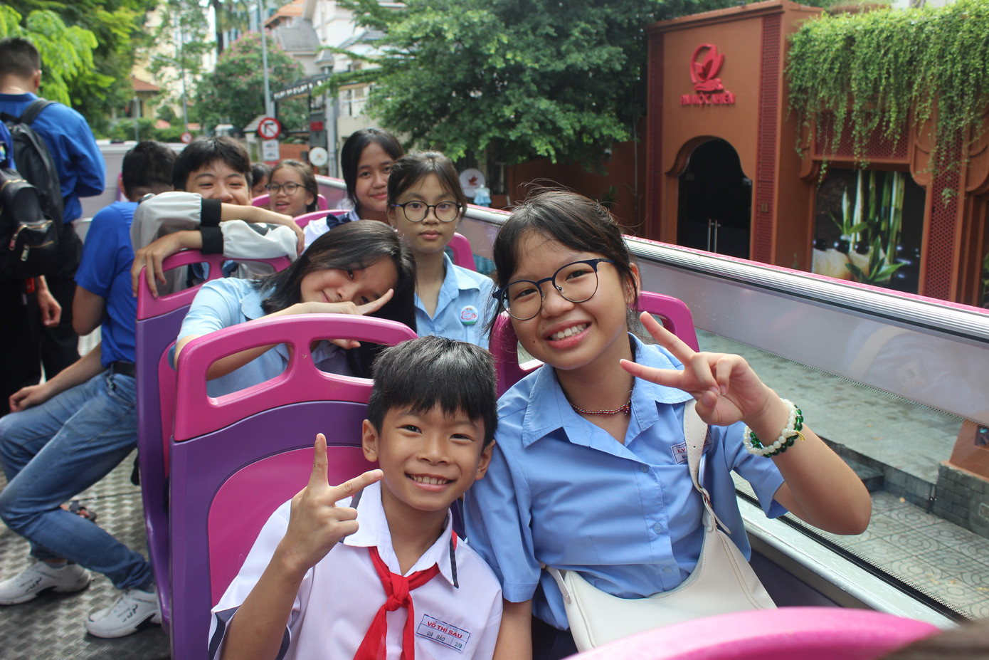 Nhiều em thiếu nhi lần đầu được trải nghiệm xe buýt 2 tầng nên rất thích thú.