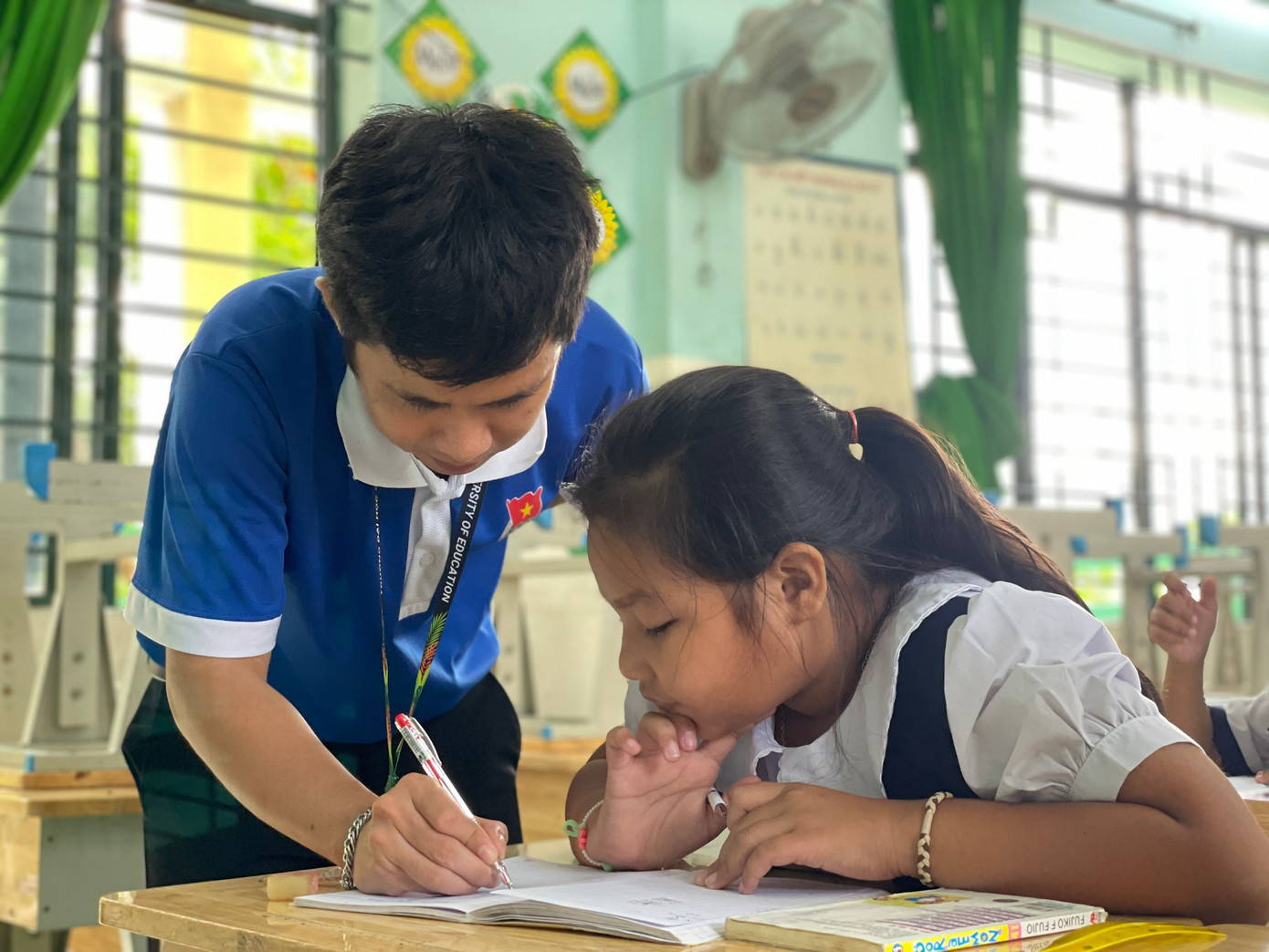 Tấn Phát miệt mài với con chữ cùng những học trò nhỏ. (Ảnh: NVCC) Tấn Phát miệt mài với con chữ cùng những học trò nhỏ. (Ảnh: NVCC)