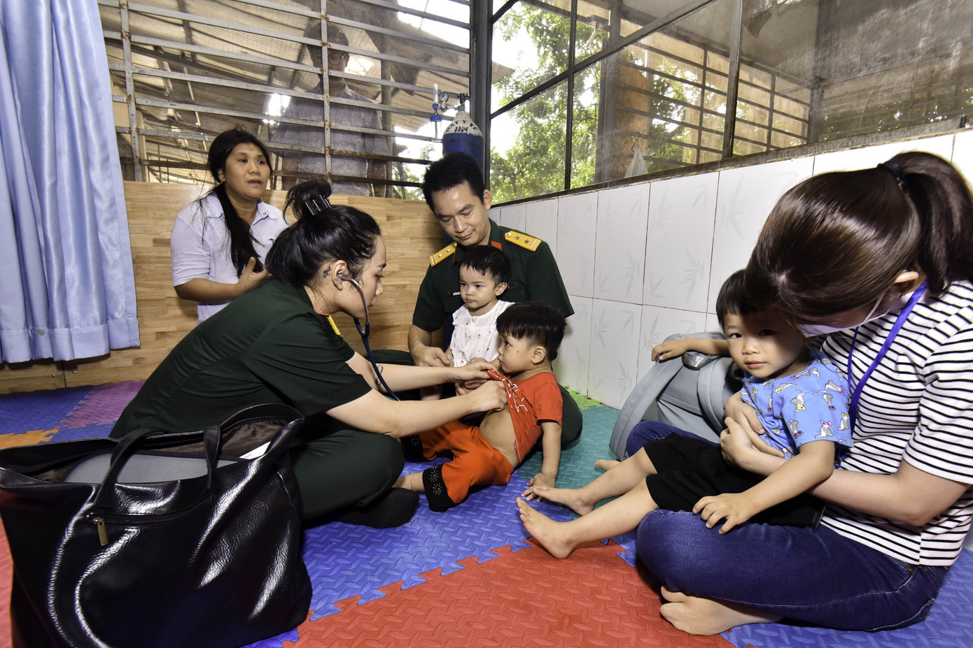 Các bác sĩ Bệnh viện Quân y 175 thăm khám cho các bé tại Cơ sở Bảo trợ xã hội cô nhi Thiên Bình.