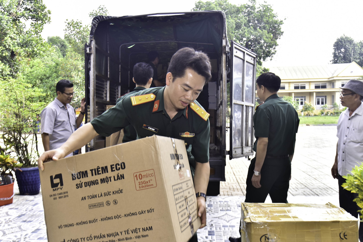 Những quà tặng được Bệnh viện Quân y 175 gửi tặng các em thiếu nhi tại Cơ sở Bảo trợ xã hội cô nhi Thiên Bình.