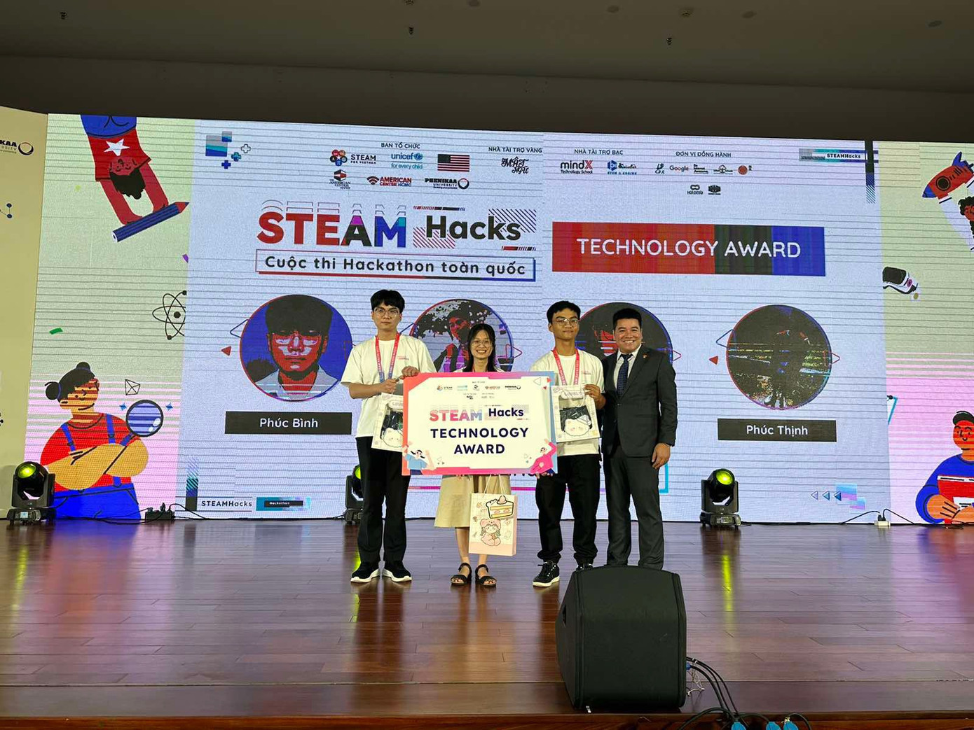 Những giải thưởng về công nghệ giúp Dung càng tự tin trên con đường mình đã lựa chọn. (Ảnh: NVCC)