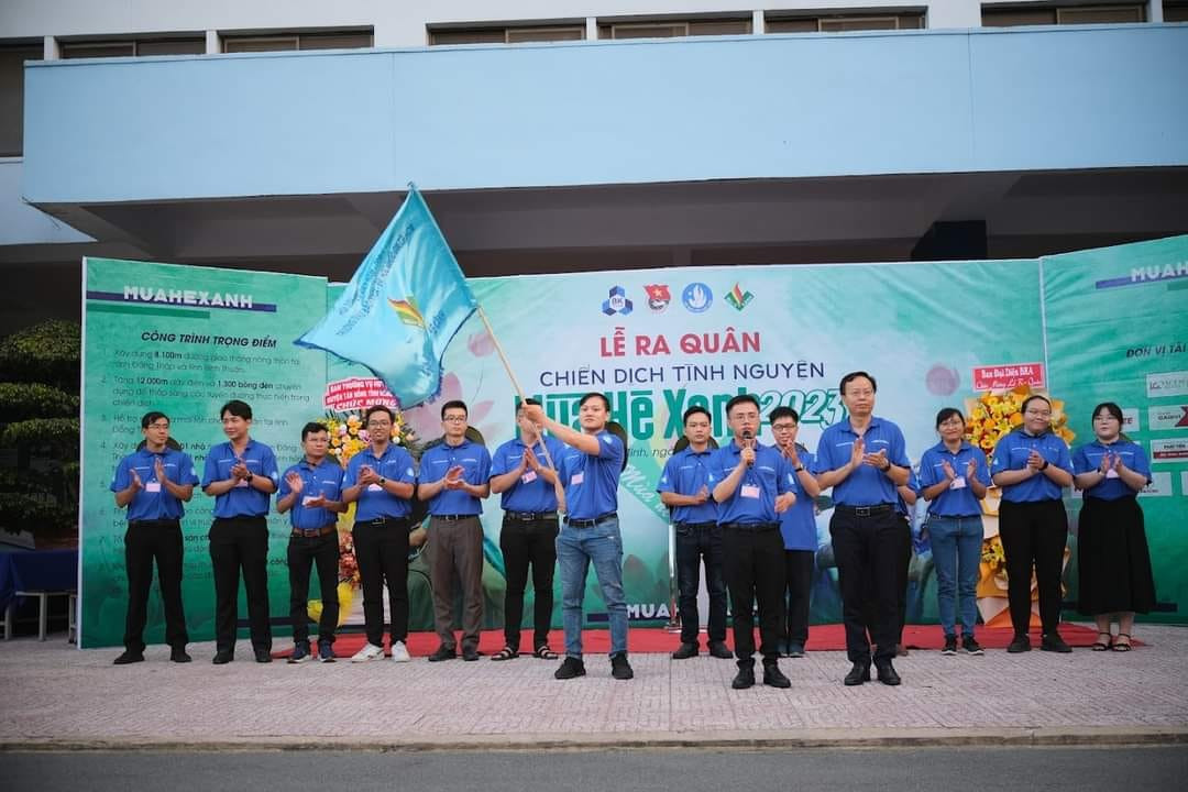 Lễ xuất quân Chiến dịch tình nguyện “Mùa Hè Xanh" trường ĐH Bách khoa, ĐHQG TP. HCM. (Ảnh: Hội Sinh viên TP. HCM) Lễ xuất quân Chiến dịch tình nguyện “Mùa Hè Xanh" trường ĐH Bách khoa, ĐHQG TP. HCM. (Ảnh: Hội Sinh viên TP. HCM)