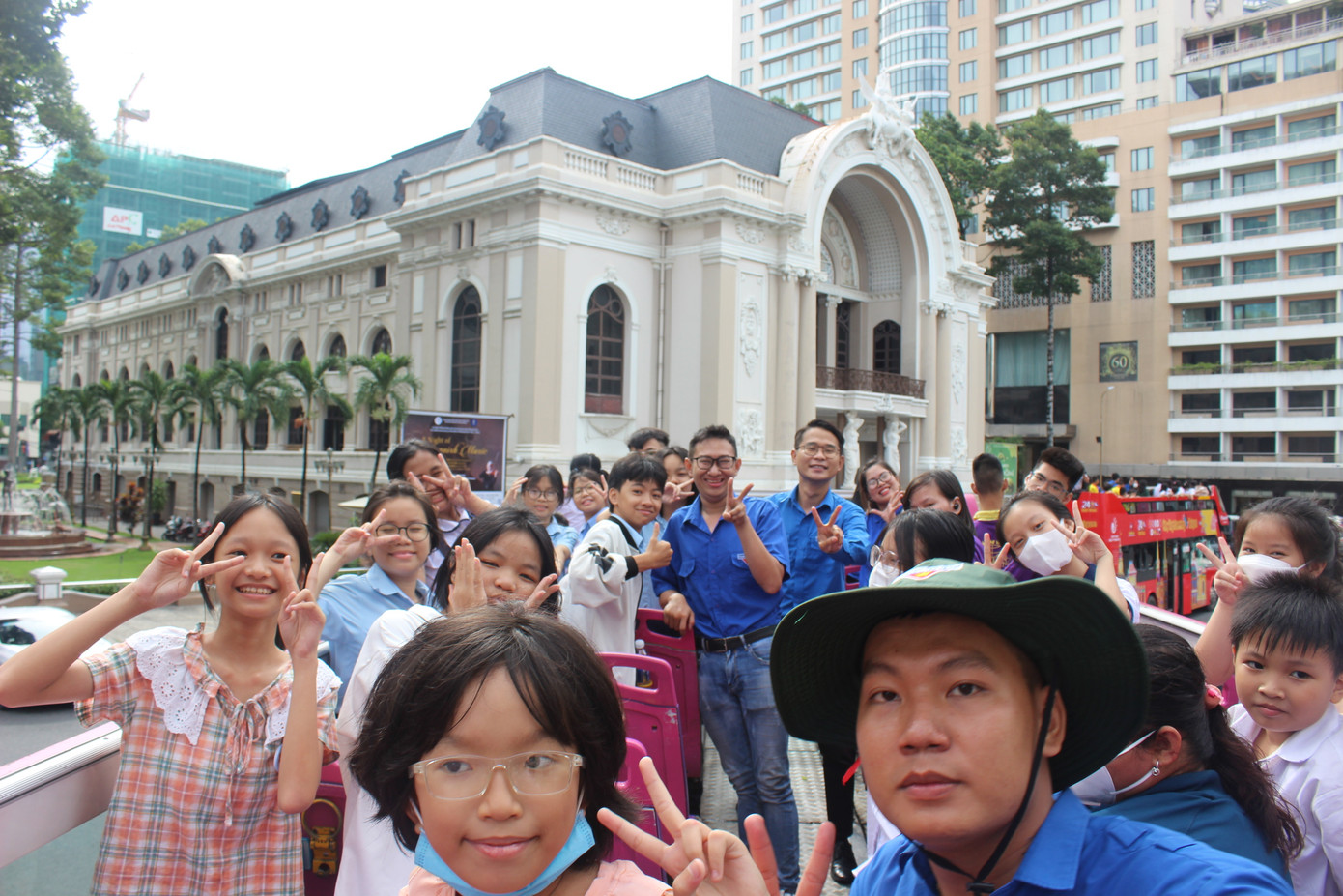 Xe di chuyển qua nhiều địa danh của Thành phố: Nhà hát Thành phố, UBND TPHCM, Công viên Bạch Đằng, Chợ Bến Thành...