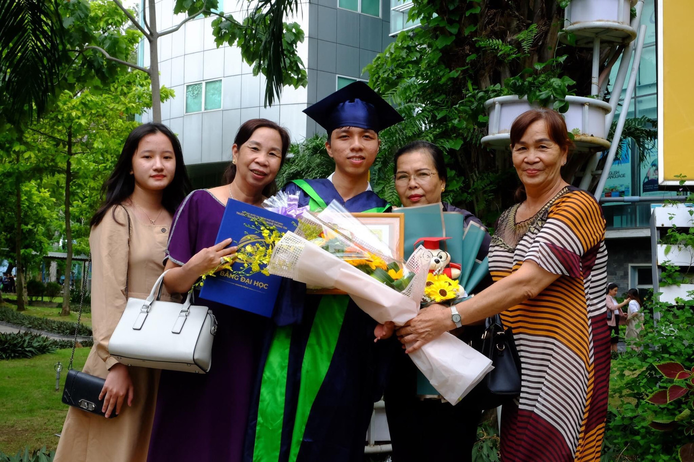 Trí Thức bên gia đình trong buổi lễ tốt nghiệp.