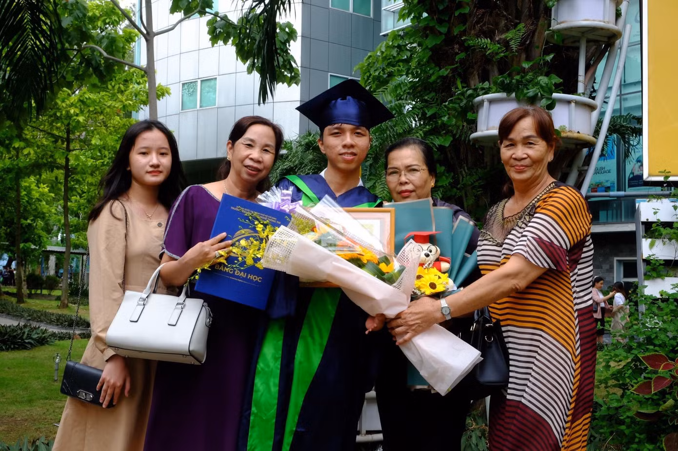 Trí Thức bên gia đình trong buổi lễ tốt nghiệp.